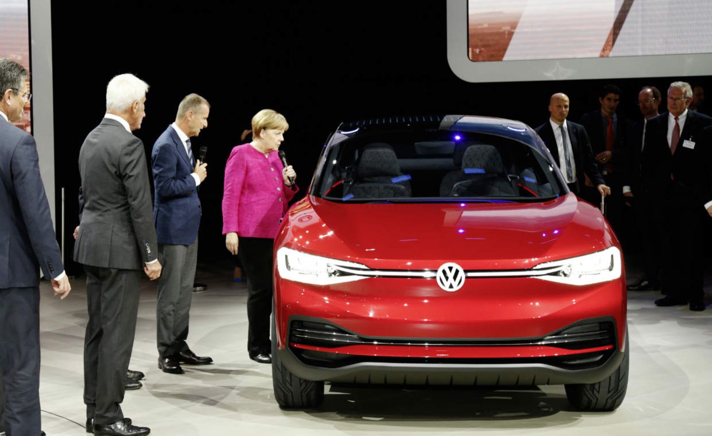 VW stellte auf der IAA das E-Auto Showcar I.D. Crozz vor - neugierig beäugt von Kanzlerin Angela Merkel
