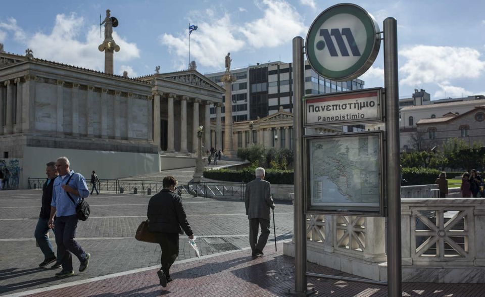 Letzter Platz: Die Auswirkungen der verheerenden Finanzkrise in Griechenland treffen auch Expats und Auswanderer. Bei jedem zweiten der hier lebenden Befragten reicht das Einkommen nicht zum Leben. Väter und Mütter klagen über hohe Kosten für Kinderbetreuung und Schulausbildung. Für die Betroffenen ist klar: Griechenland eignet sich eher als Urlaubsland denn als neue Heimat.