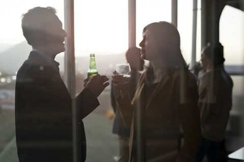 Das Feierabendbier mit Kollegen finden viele lästig