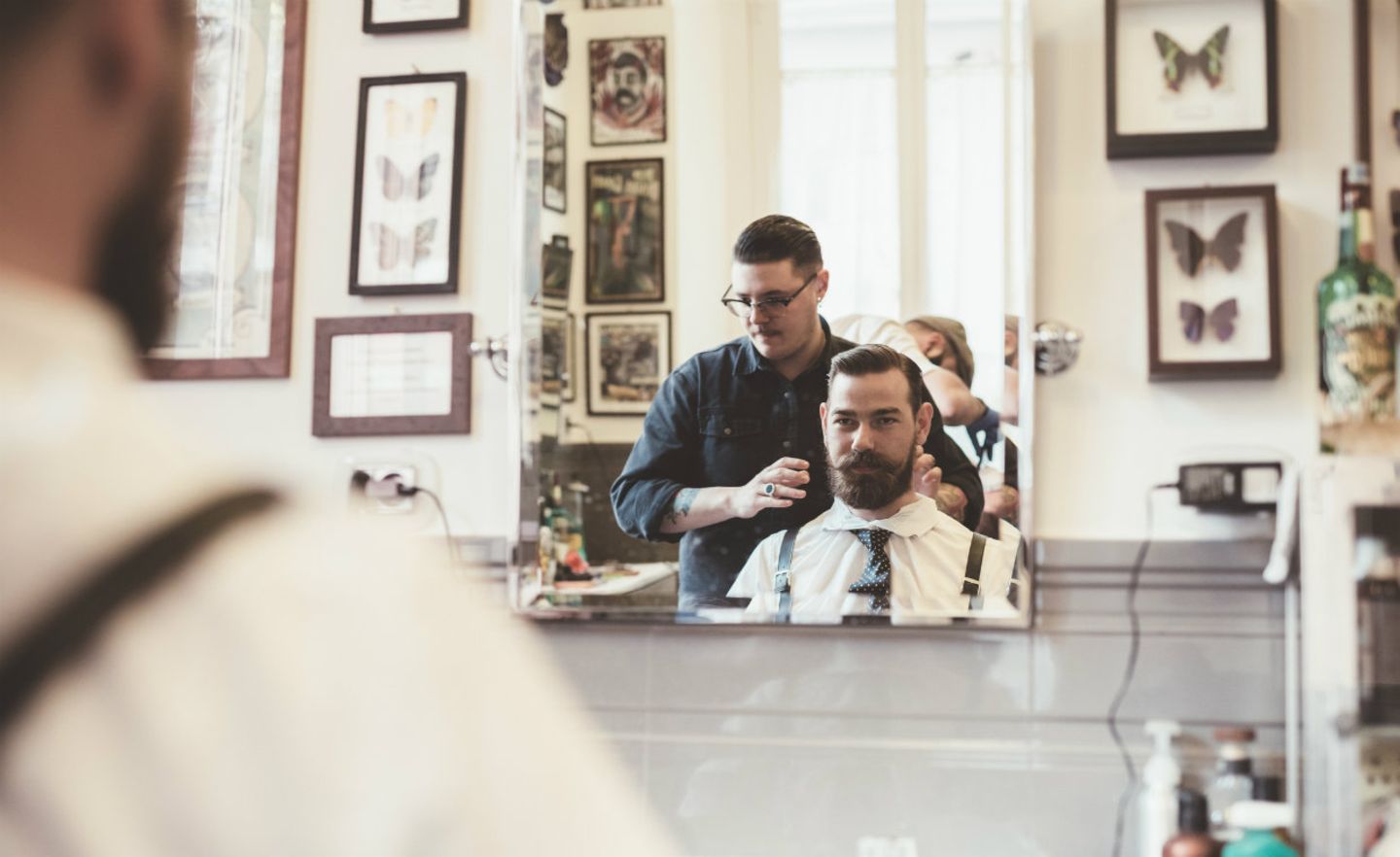 Der moderne Hipster lässt seinen Bart im Barbershop pflegen