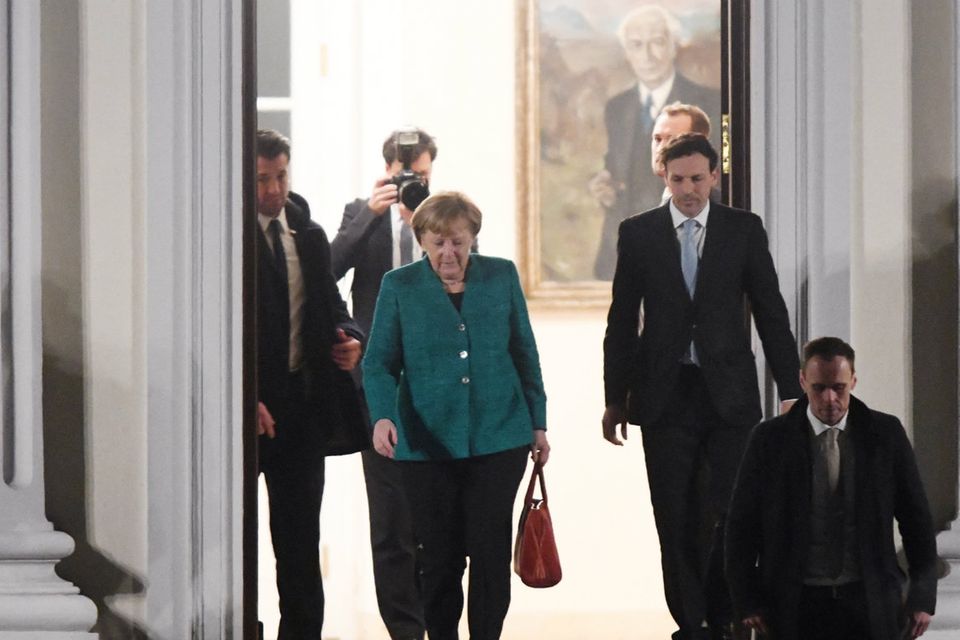 Angela Merkel verlässt am Donnerstagabend Schloss Bellevue. Bundespräsident Steinmeier hatte sie sowie die Parteichefs von CSU und SPD zum Gespräch geladen