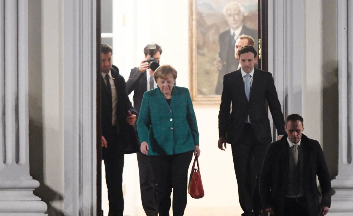 Angela Merkel verlässt am Donnerstagabend Schloss Bellevue. Bundespräsident Steinmeier hatte sie sowie die Parteichefs von CSU und SPD zum Gespräch geladen