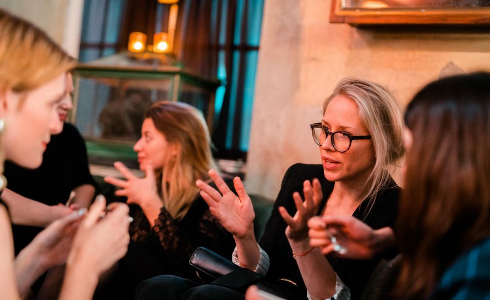 Ebenfalls in der Jury: Die Gründerin des Karriere-Portals Edition F Susann Hofmann (mitte rechts), im Hintergrund ihre Mitgründerin Nora-Vanessa Wohlert