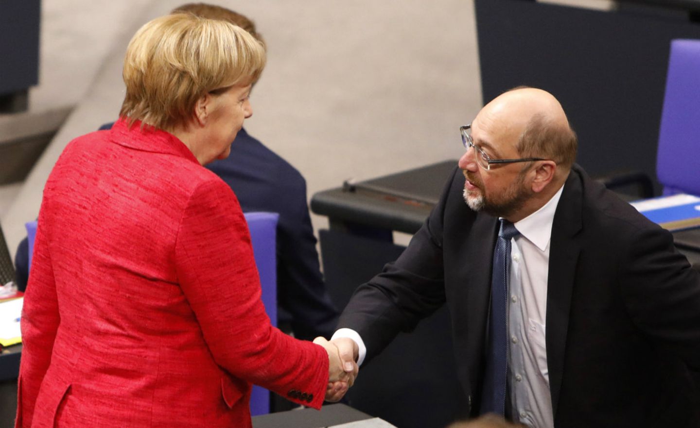 CDU-Chefin Angela Merkel begrüßt den SPD-Vorsitzenden Martin Schulz im Bundestag
