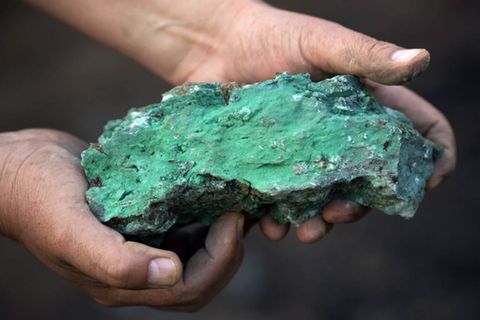 Gesteinsbrocken mit Kupfer: Das Metall ist wegen des Trends zur E-Mobilität gefragt