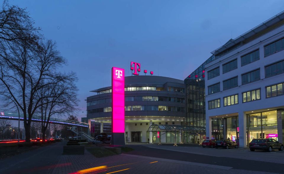 #9 Deutsche Telekom: Die Deutsche Telekom setzt ebenfalls besonders gern auf ehemalige Mitarbeiter. Laut LinkedIn kann die Motivation für die Rückkehr zum alten Unternehmen sehr unterschiedlicher Natur sein. Einigen Mitarbeitern werde erst im Rückblick bewusst, wie gut der ehemalige Arbeitgeber tatsächlich war.