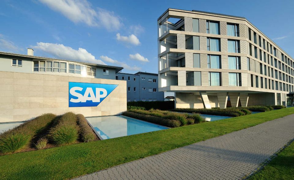 #2 SAP: Der Softwarehersteller hat in der Rangliste den Spitzenplatz knapp verpasst. LinkedIn rät dazu, auch nach dem Weggang aus einem Unternehmen ruhig den Kontakt zu den alten Kollegen aufrechtzuerhalten. Wer weiß, welche Chancen sich daraus einmal ergeben können.