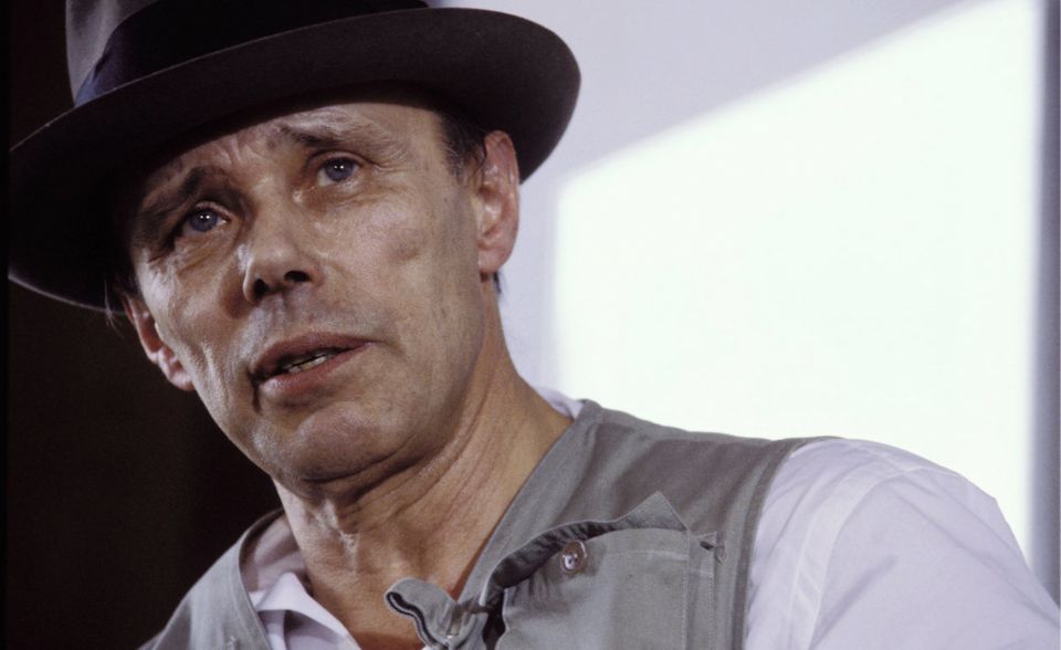 #2 Joseph Beuys (1921–1986); GER; Gesamtpunktzahl: 155.820; Punktzuwachs: 5500; Kunstform: Skulptur, Aktionskunst