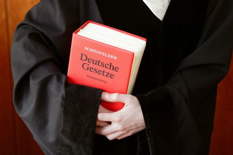 Anwalt mit Gesetzeswerk: Wie gut ist die Rechtshilfe im Netz?