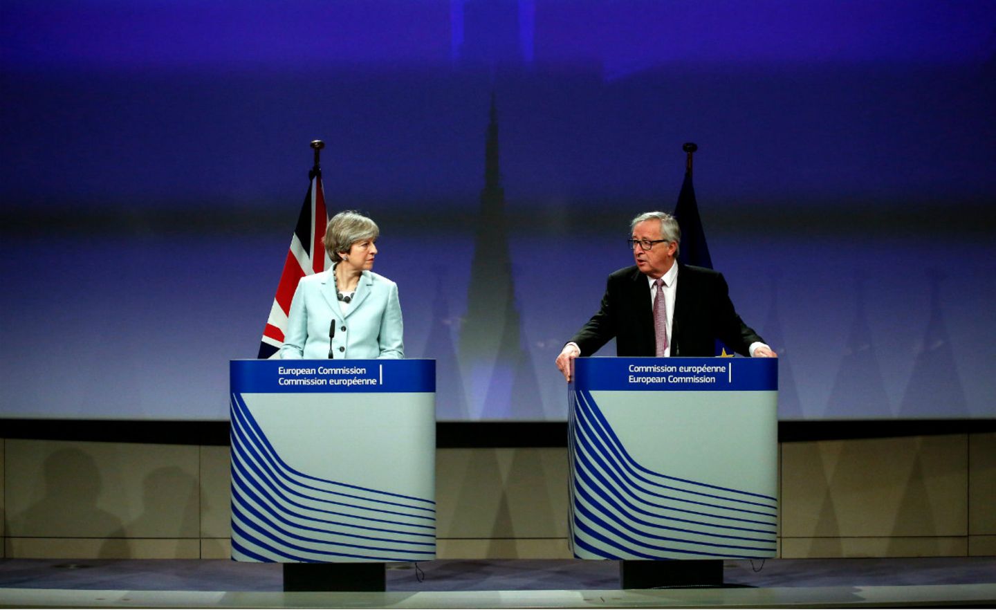 Die britische Premierministerin May und EU-Kommissionschef verkündeten am Freitagmorgen den Durchbruch