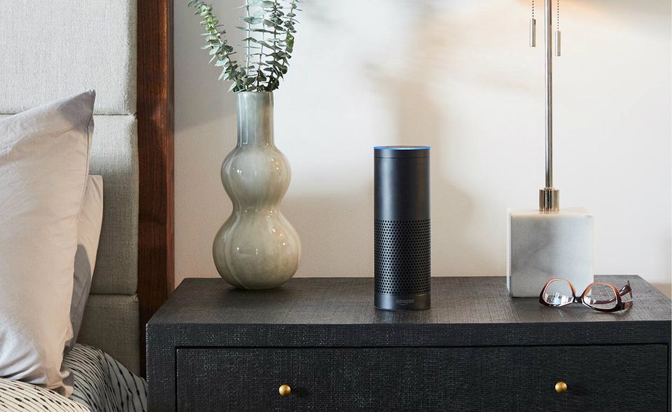 Amazons Sprachassistent Alexa hat (nach englisch) deutsch als zweite Sprache gelernt. Über 25000 Anwendungen gibt es inzwischen. Die Deutschen fragen Alexa vor allem nach dem Abfallkalender, „Alexa, wann muss ich die gelbe Tonne rauszustellen?“