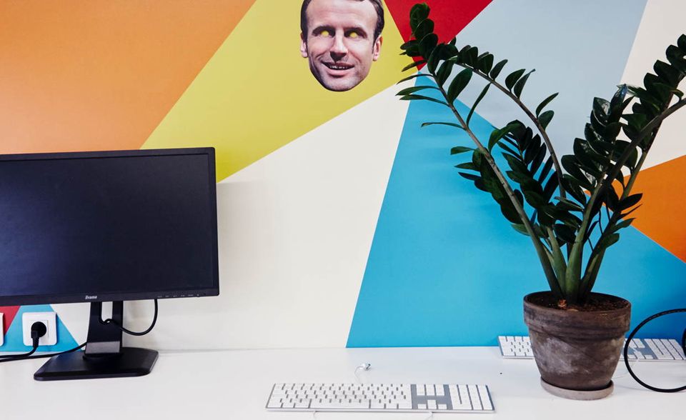 Eine Macron-Maske ziert das Büro des Start-ups Drivy