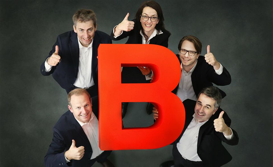 Marketing & Vertrieb Batten & Company (406 Punkte): Als eine Strategieberatung für Marketing und Sales, die den Fokus auf digitale Transformation und nachhaltiges Wachstum legt, ist Batten eingebettet in das globale Agenturnetzwerk von BBDO und kann auf dessen Ressourcen zugreifen. Gründungsjahr 2000; Mitarbeiter 70; Umsatz k. A.; Referenzen Mercedes-Benz, Covestro, BMW, Commerzbank, Siemens u. a.
