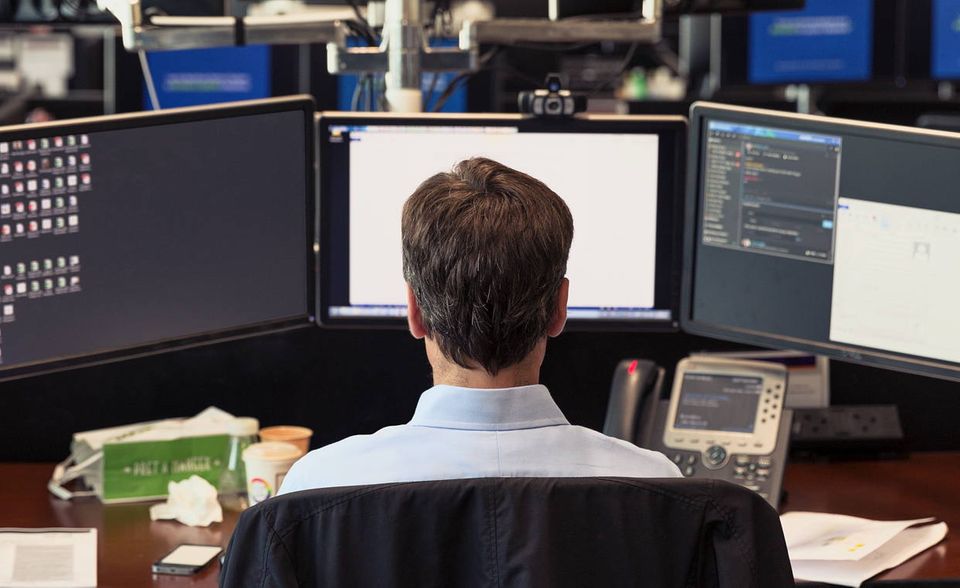 Drei Bildschirme für einen Blackrock-Mitarbeiter sind Standard, manche sitzen vor sechs