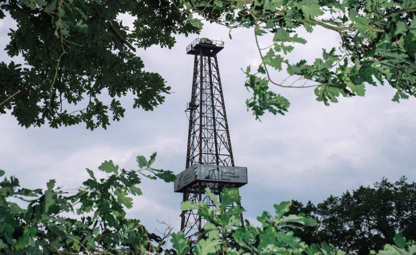 Ein Bohrturm wie dieser auf dem Gelände des Erdölmuseums hat es sogar in das Wappen von Wietze geschafft – der Wiege des deutschen Ölbooms