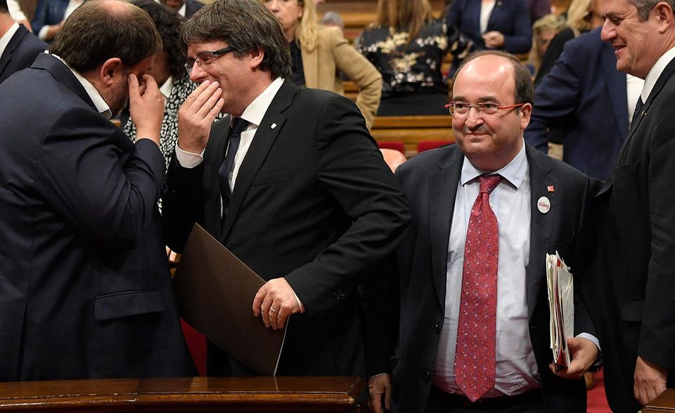 Kataloniens Sozialistenchef Miquel Iceta (l.) im Regionalparlament in Barcelona