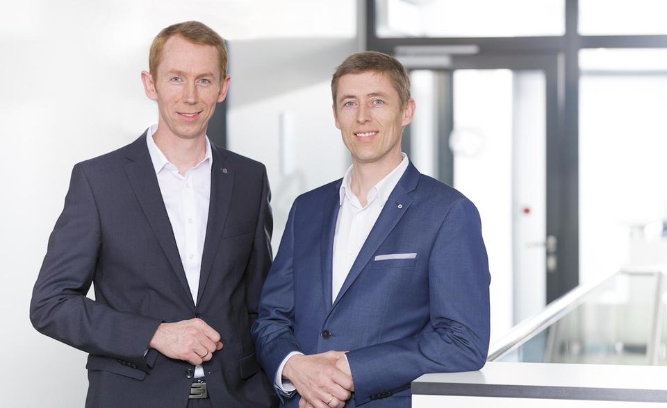 Bilderstrecke: Die Lampenwelt-Gründungs-Brüder Thomas und Andreas Rebmann. Das Unternehmen aus Schlitz bei Frankfurt am Main wurde 2004 gegründet und hat 240 Mitarbeiter. Lampenwelt ist ein Online-Leuchtenshop, in den 3i im Frühjahr 2017 120 Mio. Euro investierte. Die Lampenwelt-Gründungs-Brüder Thomas und Andreas Rebmann. Das Unternehmen aus Schlitz bei Frankfurt am Main wurde 2004 gegründet und hat 240 Mitarbeiter. Lampenwelt ist ein Online-Leuchtenshop, in den 3i im Frühjahr 2017 120 Mio. Euro investierte.