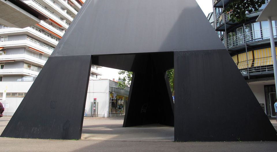 #2 Bruce Nauman Das Werk "Truncated Pyramid Room" steht in Lörrach.