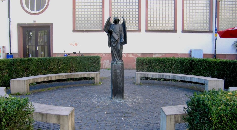 #4 Rosemarie Trockel: Ihr "Frankfurter Engel" erinnert an die vom NS-Regime verfolgten Homosexuellen.