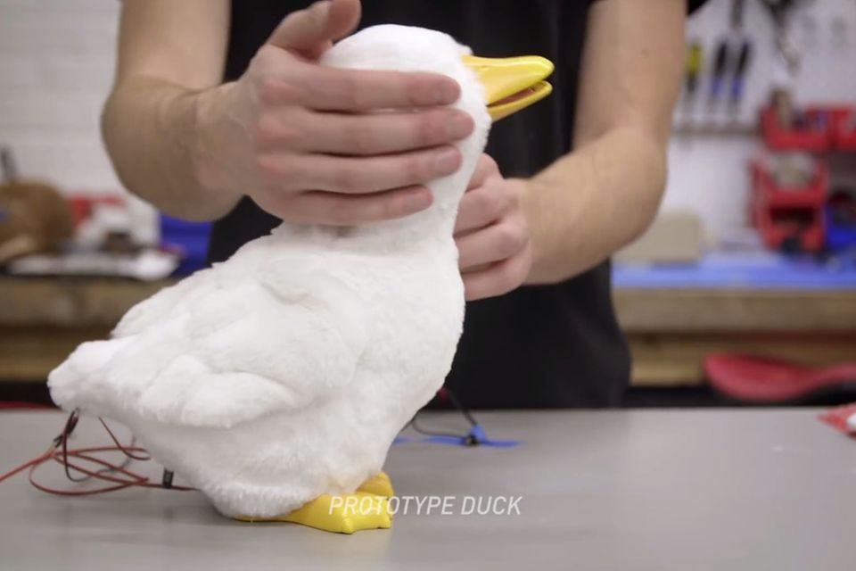 Der amerikanische Versicherer Aflac hat ein Entenmaskottchen. Das Tier soll nun in Form eines Roboters krebskranken Kindern Trost spenden.