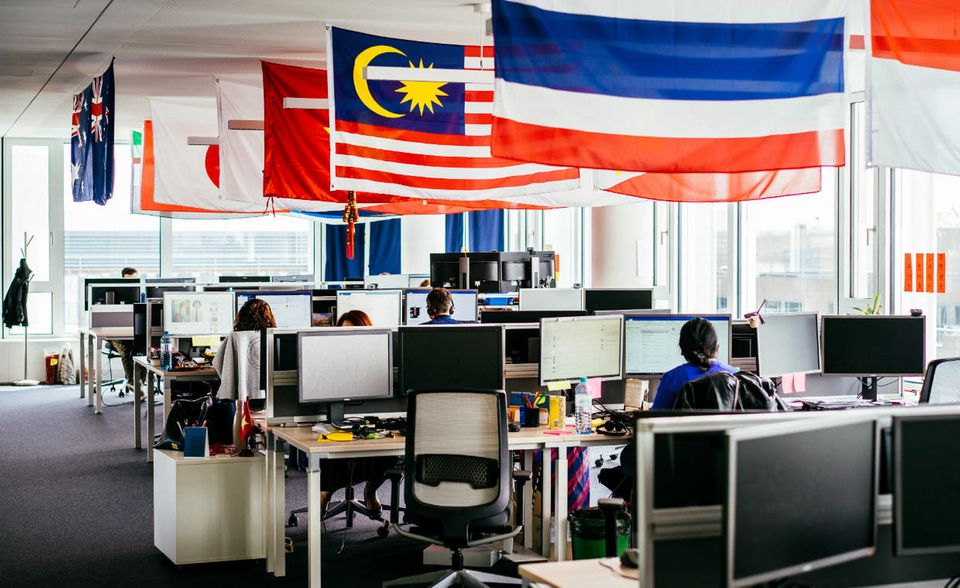 Flaggen hängen über den Schreibtischen des Teams, das bei Trivago den Ostasien- und Ozeanien-Markt betreut.