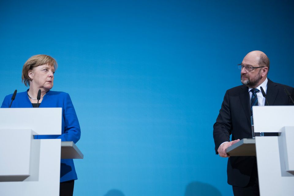 CDU-Chefin Merkel und der SPD-Vorsitzende Schulz erläutern das Ergebnis der Sondierungsgespräche vor der Presse