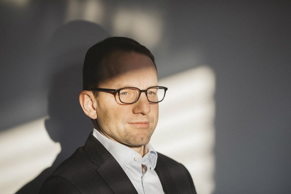 Sebastian Muschter war elf Jahre bei der Unternehmensberatung McKinsey, zuletzt als Leiter des Berliner Büros. In dieser Zeit beriet er zahlreiche Behörden und Ministerien bei großen Reformen und Transformationsprozessen. Seit Juli vergangenen Jahres arbeitet er als Senior Vice President bei der Bertelsmann Stiftung.