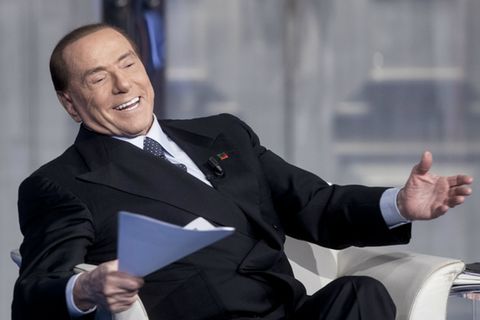Silvio Berlusconi hat gute Laune. Kein Wunder, er mischt wieder mit im italienischen Politiktheater