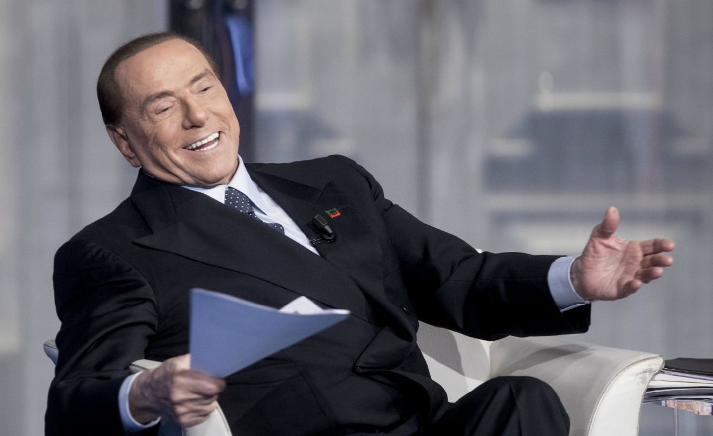 Silvio Berlusconi hat gute Laune. Kein Wunder, er mischt wieder mit im italienischen Politiktheater