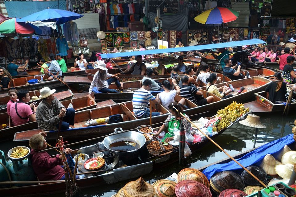 Schwimmender Markt in Bangkok: Hinter sehr niedrigen Arbeitslosenquoten stehen oft Gesellschaften mit vielen Kleinunternehmern und fliegenden Händlern