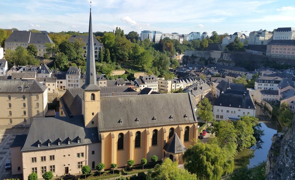 Platz 1: Luxemburg mit einem Wert von 113.63 Tsd. US-Dollar. Das Großherzogtum verdankt seinen Reichtum der Finanzwirtschaft. Zuletzt machte Luxemburg allerdings Schlagzeilen, als bekannt wurde, dass multinationale Konzerne in Luxemburg auf Kosten anderer EU-Länder Steuerzahlungen vermieden hatten.
