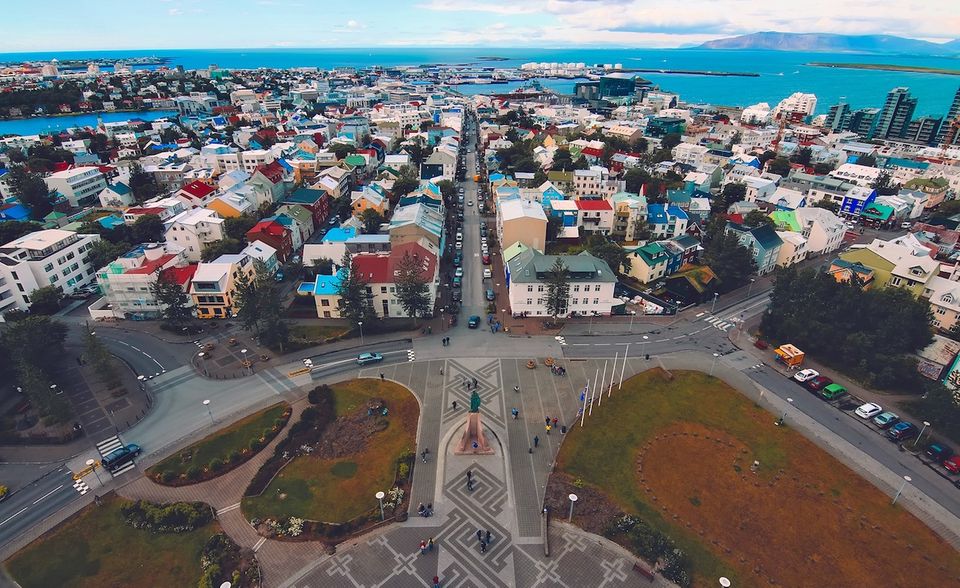 Platz 3: Island mit einem Wert von 83.75 Tsd. US-Dollar. Einst eines der Sorgenkinder Europas, erlebt Island seit ein paar Jahren einen Wirtschaftsboom, der nicht zuletzt auf die Massen an Touristen zurück zu führen ist, die das Land spätestens seit der letzten Fußballweltmeisterschaft besuchen.