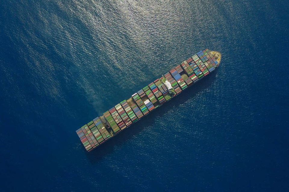 Containerschiff: Die Weltwirtschaft wird im laufenden Jahr noch schneller wachsen