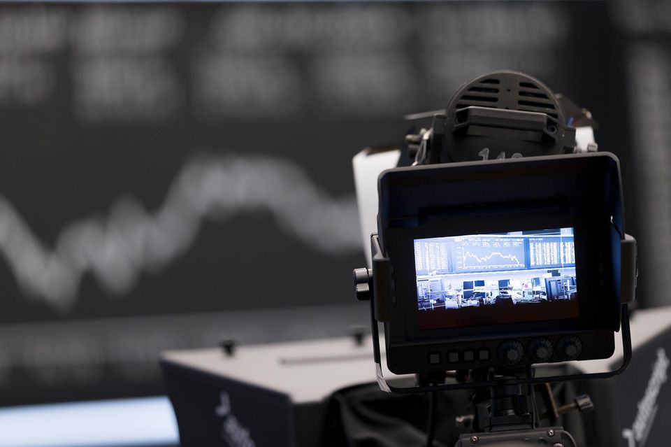 Blick durch ein Kameradisplay auf den Handelssaal der Deutschen Börse