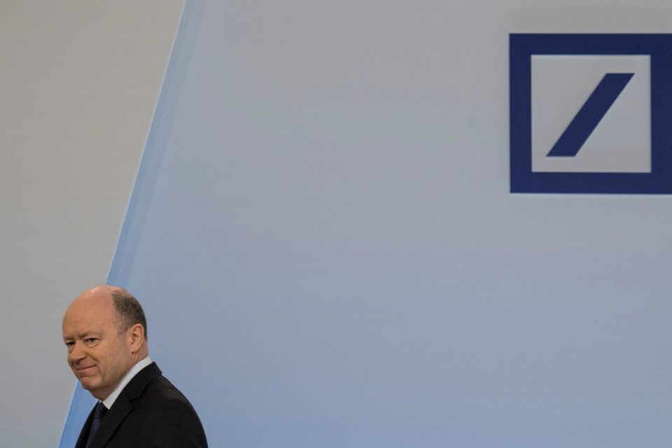 Das Lächeln von Deutsche-Bank-Chef Cryan wirkt gequält. Die Lage seines Instituts ist alles andere als gut