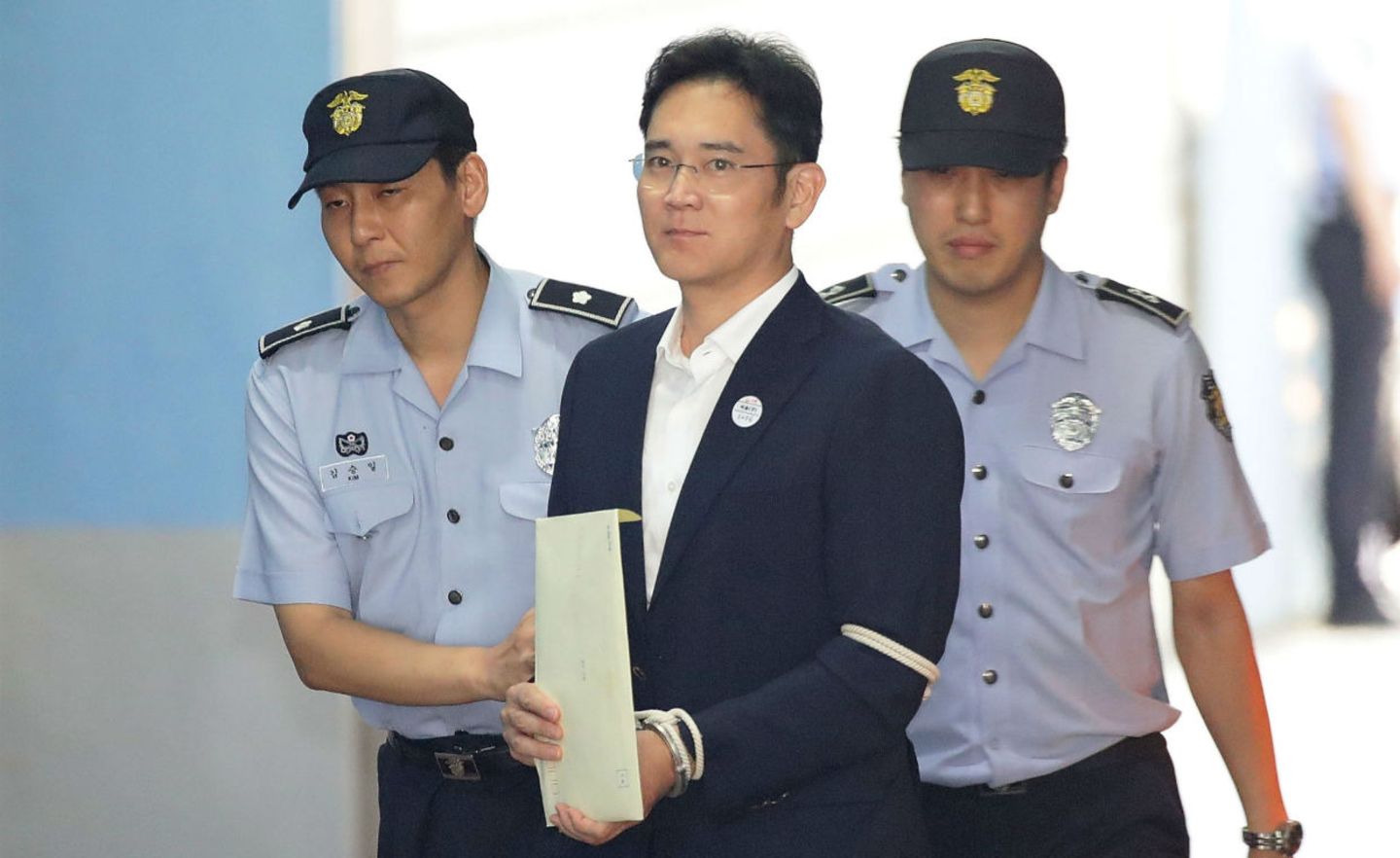 Samsung-Erbe Lee Jae-yong wird von Polizisten abgeführt