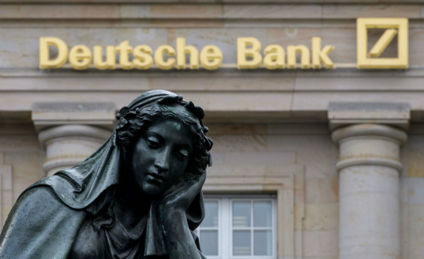 Nachdenklich: Wie kommt die Deutsche Bank aus der Misere?