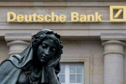 Nachdenklich: Wie kommt die Deutsche Bank aus der Misere?