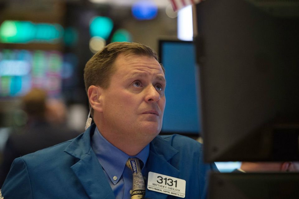 Ein Händler an der Wall Street verfolgt ungläubig den massiven Kursturz am Montag