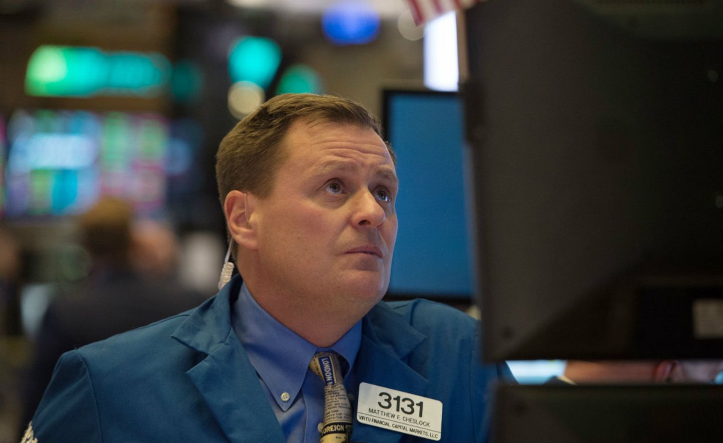 Ein Händler an der Wall Street verfolgt ungläubig den massiven Kursturz am Montag