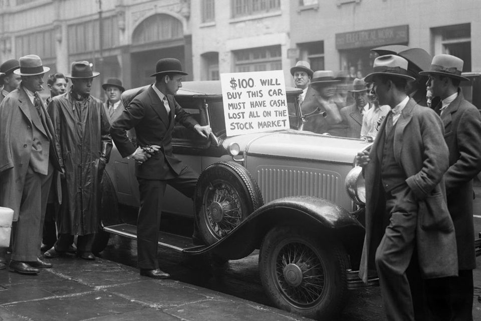 Im kollektiven Gedächtnis ist es die Mutter aller Börsenkräche: Im Oktober 1929 kam es am US-Aktienmarkt zum „Schwarzen Donnerstag“, mit dem eine lange Phase rasanten Wachstums und zunehmenden Konsums in dem Land endete. Der Crash von New York mündete in die Große Depression, in der Millionen von Menschen arbeitslos wurden. Der Absturz weitete sich zur Weltwirtschaftskrise aus. Er gilt daher oft auch als eine Ursache für die Ausweitung des sozialen Elends in Deutschland und den Aufstieg der Nationalsozialisten, die daraus politisches Kapital schlugen.