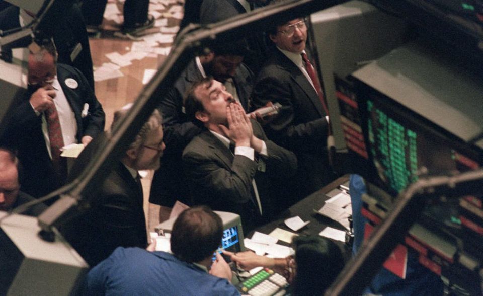 Black Monday 1987 Der Absturz des Dow Jones um 22,6 Prozent an einem Tag war der bis dato größte Einbruch in der Geschichte dieses Index. Der Börsenkrach war der erste, bei dem Computer eine entscheidende Rolle spielten: Die Automatisierung bei der Zusammensetzung der Portfolios verstärkte noch den Abwärtssog an den Märkten. Zwei Monate nach dem Crash erschien der Spielfilm "Wall Street" von Oliver Stone. Er wirkte wie ein Kommentar zu den aktuellen Ereignissen und wurde zu dem Börsenfilm schlechthin.