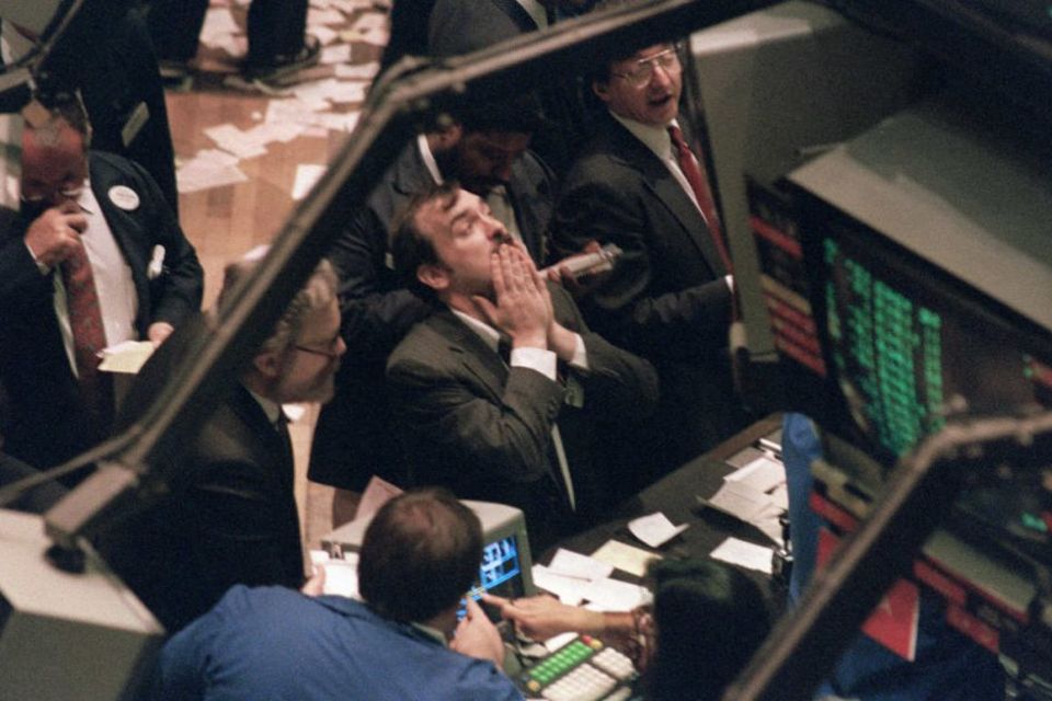 Der Absturz des Dow Jones um 22,6 Prozent an einem Tag war der bis dato größte Einbruch in der Geschichte dieses Index. Der Börsenkrach war der erste, bei dem Computer eine entscheidende Rolle spielten: Die Automatisierung bei der Zusammensetzung der Portfolios verstärkte noch den Abwärtssog an den Märkten. Zwei Monate nach dem Crash erschien der Spielfilm "Wall Street" von Oliver Stone. Er wirkte wie ein Kommentar zu den aktuellen Ereignissen und wurde zu dem Börsenfilm schlechthin.