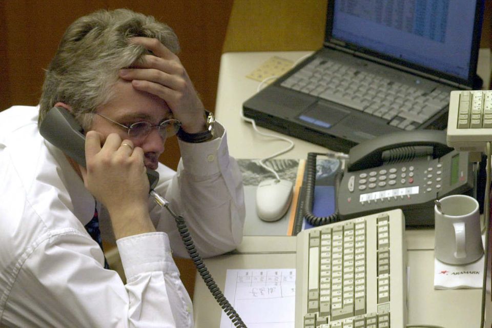 Jedem, der derzeit in Tech-Aktien investiert, sei noch einmal ein näheres Studium des Dotcom-Crashs empfohlen. Er ist generell ein perfektes Beispiel für Blasen an den Aktienmärkten. In den 90ern führte die Verbreitung des Internets zu irrationalem Überschwang, Phantasie-Bewertungen und übertriebenen Erwartungen an die reihenweise an die Börse gebrachten jungen Firmen. Diese Euphorie endete abrupt im März 2000, als nach ersten Verkäufen einzelner zweifelnder Investoren der Markt völlig in sich zusammen brach und auch viele Kleinanleger um ihr Geld brachte.