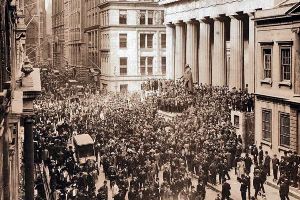 Der Bank Run in New York war ein Schock für die USA: Das Land hatte in der Industrialisierung einen beispiellosen Boom erlebt, was etliche Spekulanten und windige Unternehmer auf den Plan rief. Auslöser des Crashs am 17. Oktober waren denn auch halsbrecherische Geschäfte deutschstämmiger Einwanderer, die mit Leerverkäufen auf ein großes Kupfer-Unternehmen einen Reibach machen wollten. Die Krise wurde unter anderem mit Hilfe des angesehenen Bankers J.P. Morgan im Zaum gehalten. Sie führte in letzter Konsequenz zur Einrichtung der US-Zentralbank, die in Notsituationen eingreifen soll.