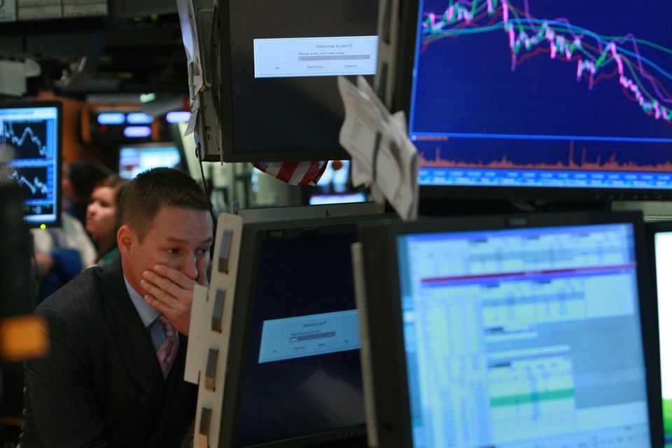 Es war die größte Wirtschaftskrise der Nachkriegszeit: Die Immobilienkrise in den USA schwelte seit 2007, die US-Regierung hatte bereits Banken gerettet, bis sie bei der Pleite der Investmentbank Lehman Brothers einen Strich zog: Das Bankhaus sollte – trotz weitreichender Verflechtungen im globalen Finanzsystem - nicht mehr gerettet werden. Die Folge: Am 15. September 2008 brach Panik an den Börsen aus. Der Dow Jones fiel innerhalb eines Tages um fast 800 Punkte. Der Niedergang an den Märkten hielt noch bis ins Jahr 2009 an.