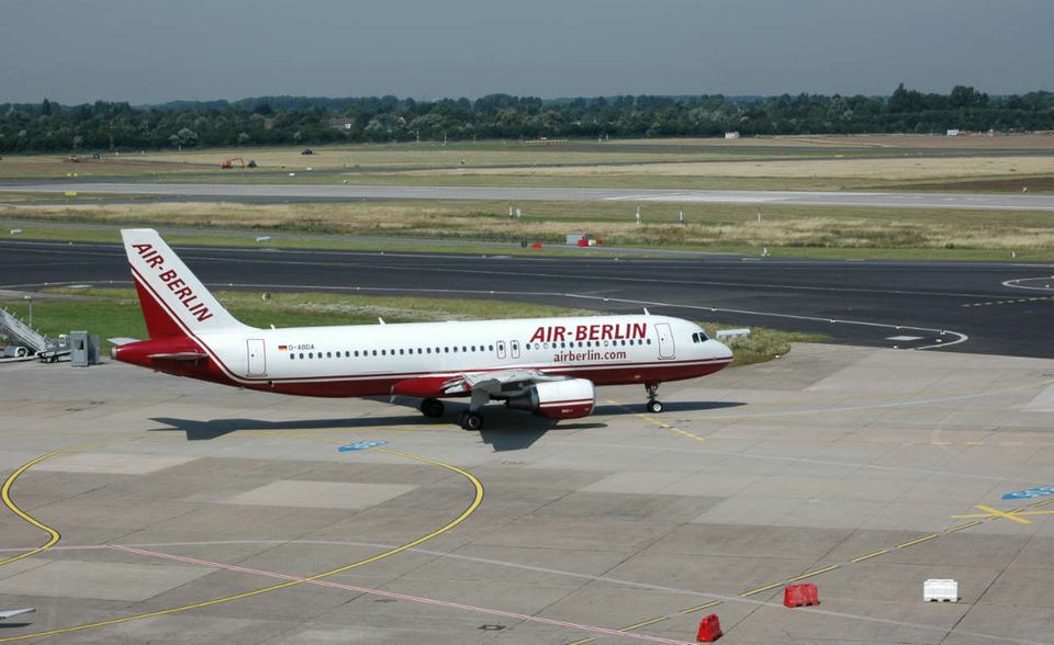 Auch Air Berlin versuchte sich an einem neuen Markenauftritt. Aus dem Bordeauxrot ...