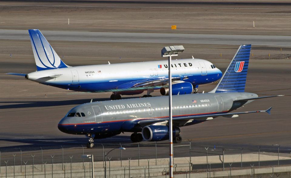 Zwischen 1992 und 1997 flogen United-Airlines-Maschinen in Grau, danach mit einem Farbschema, das Blue Tulip genannt wurde. Das Tulpen-Logo ist heute total verschwunden.