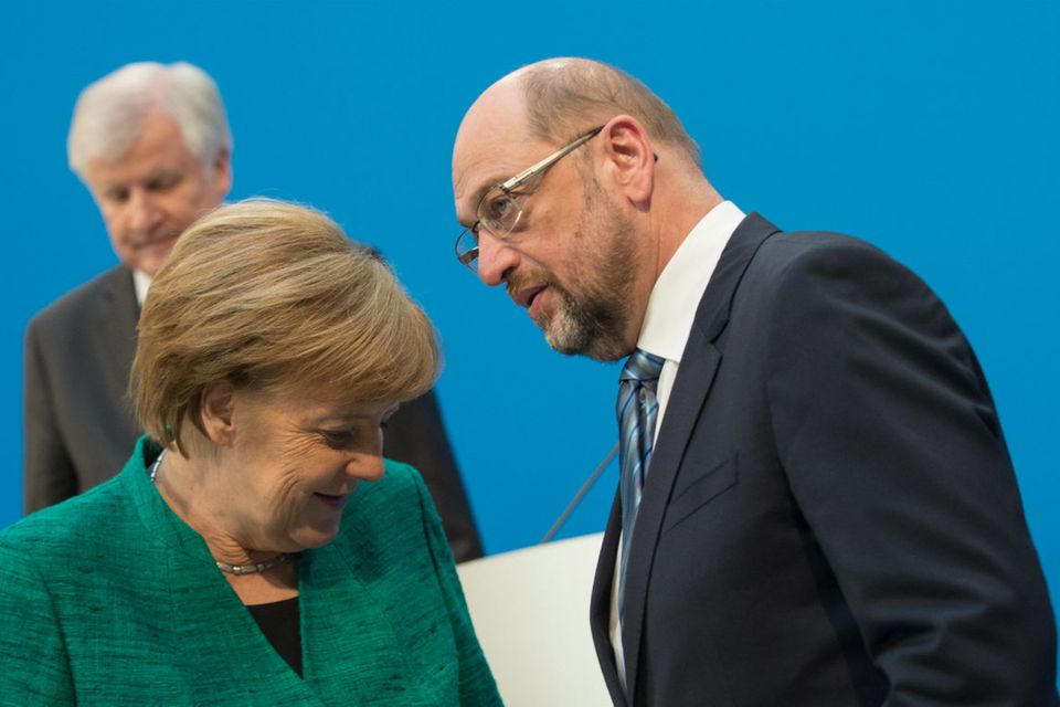 Es ist vollbracht: Angela Merkel und Martin Schulz nach Abschluss der Verhandlungen. Horst Seehofer bleibt im Hintergrund
