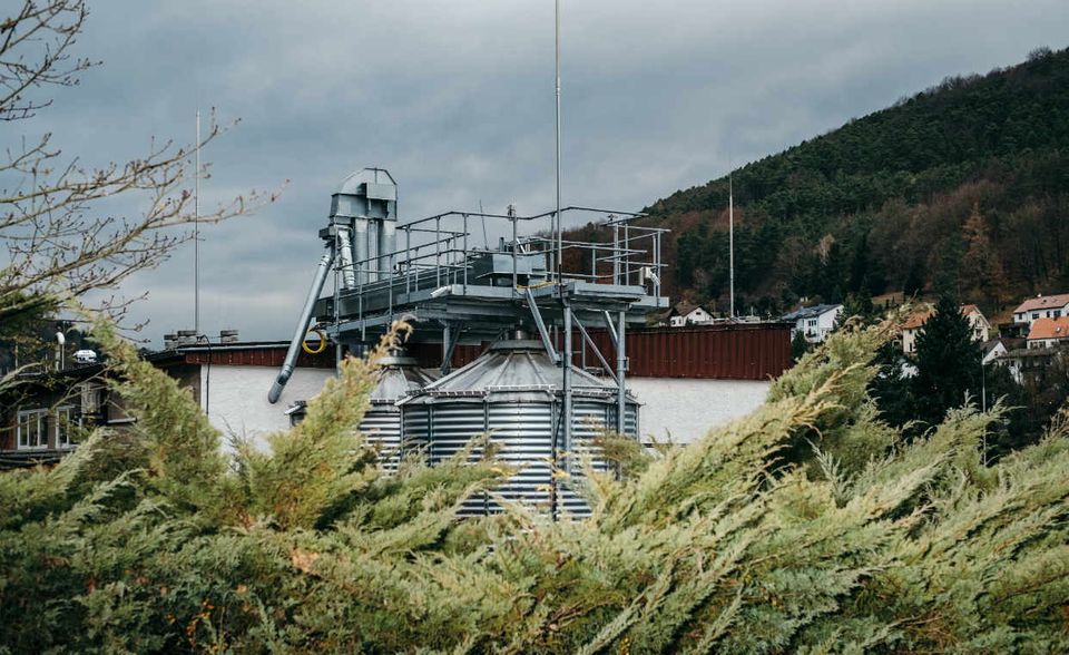 Die Destille (l.) liegt im ­750-Einwohner-Ort Rüdenau im Odenwald, eine knappe Autostunde südöstlich von Frankfurt.